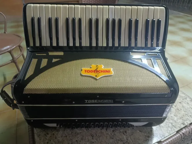 Acordeon Todeschini 80 baixos, quarta e sexta de voz 