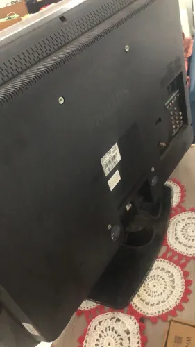 Vendo tv Philips 32 sem som e as vezes fica com riscos na tela