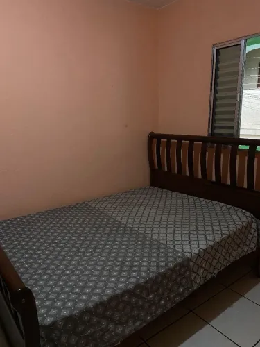 Cama de casal em madeira maciça