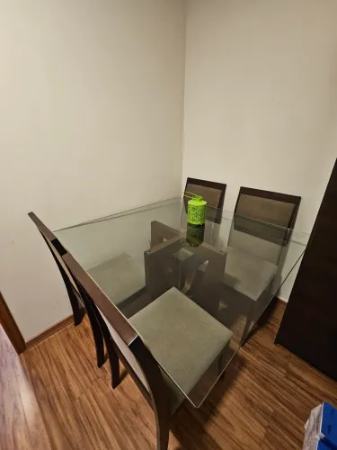 Mesa de Jantar com Tampo de Vidro e 4 Cadeiras. 