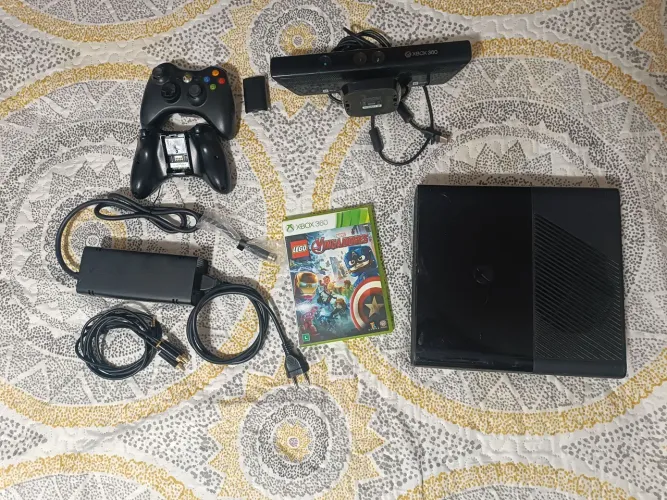 Xbox 360 E + Kinect + Jogo LEGO Marvel Vingadores