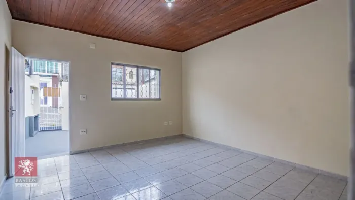 Casa para locação com 1 dormitório, quintal e vaga