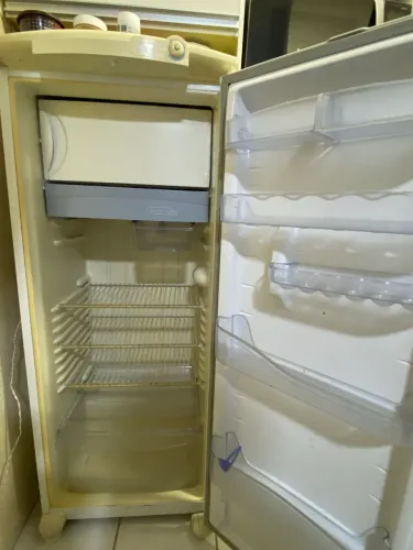 Geladeira de 240 litros 