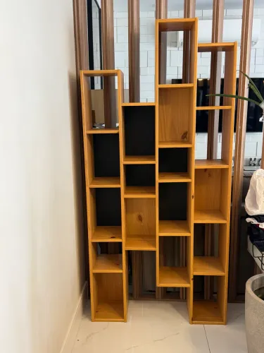 Estante Decorativa em Madeira com Nichos - Design Moderno