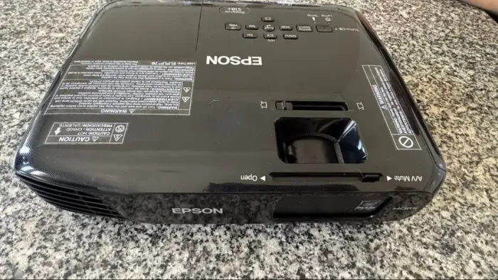 O modelo PowerLite S18+ possui 3.000 Lumens, tecnologia 3LCD, resolução SVGA, entrada HDMI