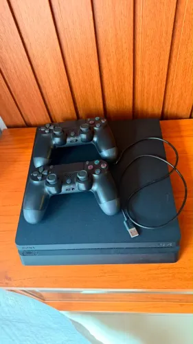 PS4 Slim 1tb C/1 controle + Spider man (mídia física) e Fc 25