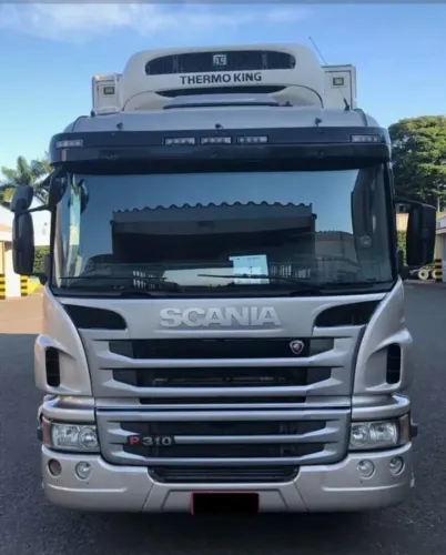 Scania P310 8x2 refrigerada 2016