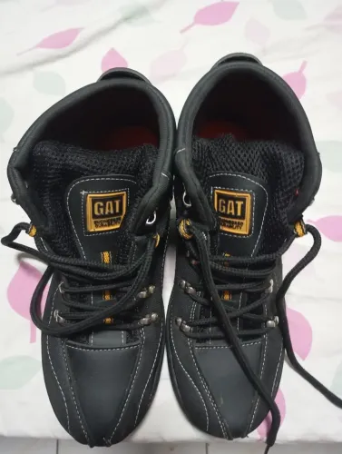 Duas Botas Caterpillar tam 39