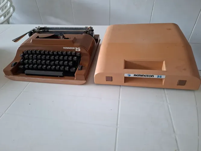 Máquina de escrever Remington 25