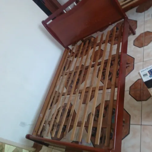 Cama casal de madeira com colchao