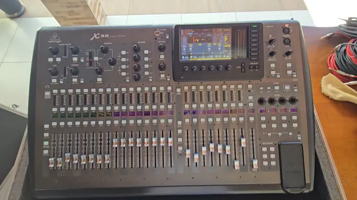 Behringer X32 Full (Semi Nova)
