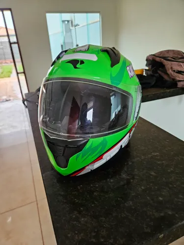 CAPACETE SEMI NOVO