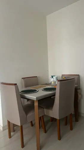 Mesa de jantar 4 lugares + 4 cadeiras estofadas