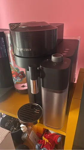 Nespresso Vertuo Lattissima Preta 110V - Apenas 4 Meses de Uso