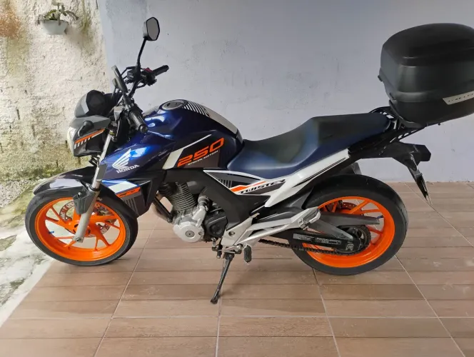 Honda cb Twister série especial modelo 20/21