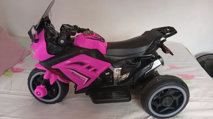 Vendo moto elétrica infantil de menina