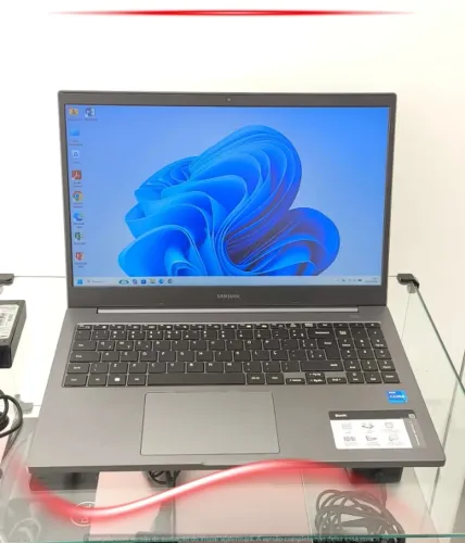 Notebook Samsung NP550XDA | i7-1165G7 | 16GB RAM | 256GB SSD | Iris Xe | Tela 15.6"