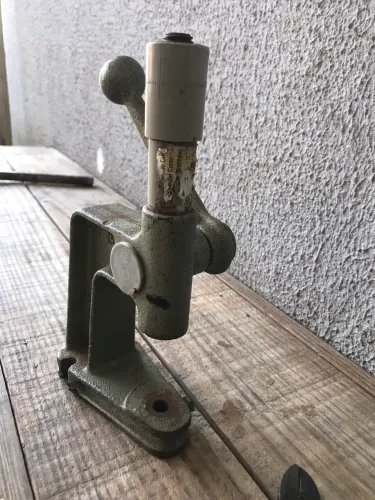 Máquina de pregar botão 