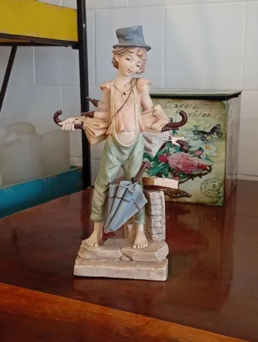 Escultura de rezina vagabundo arrumador de sombrinha 
