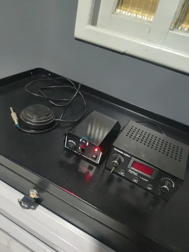 2 fontes de Tatuagem com pedal
