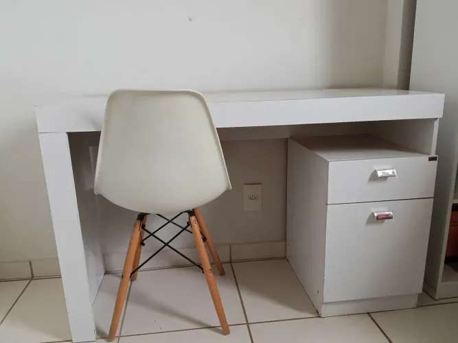 Escrivaninha para doação