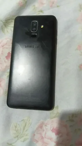 Celular j8