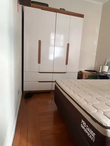 Guarda-Roupa 4 Portas e 4 Gavetas - Branco com Detalhes em Madeira