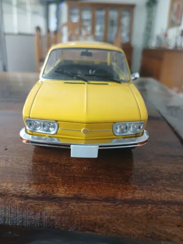 Miniatura Brasília 1/24 amarela