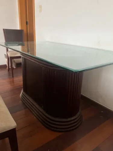 Mesa com base de madeira maciça e tampo de vidro 