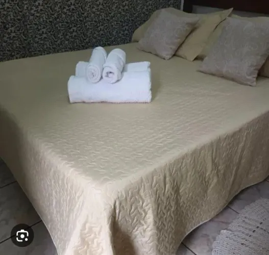 colcha de cama dourada