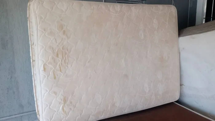 Colchão de casal de mola e espuma confortável usado 
