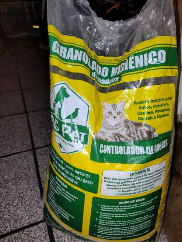 Supilho de madeira para as necessidades de gatos
