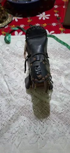 Relicário mini cela de couro modelo cutu