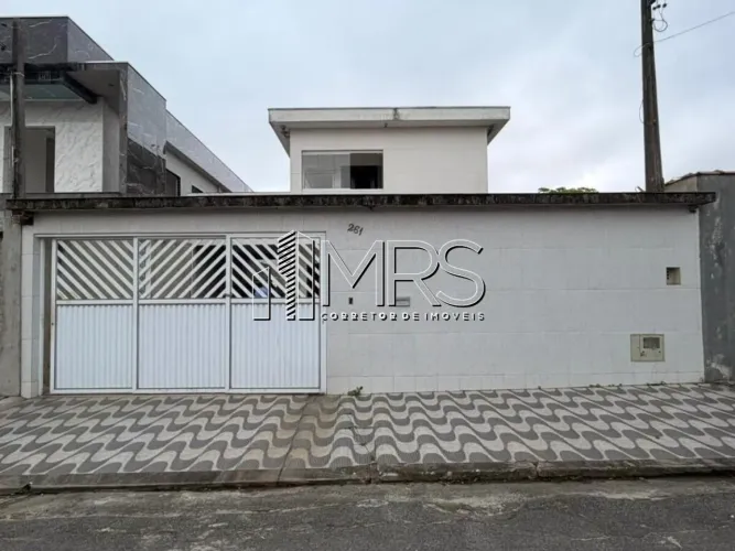 Espaçosa Casa Sobrado à Venda no Maracanã - 3 Suítes e 9 Vagas
