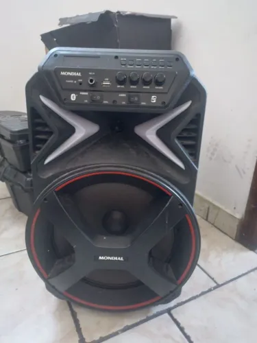 Vendo caixa amplificada semi nova