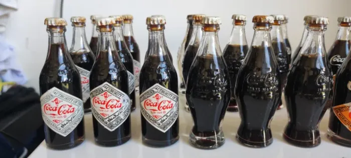GARRAFINHAS COM MAIS DE UM SÉCULO DA EVOLUÇÃO VISUAL DA COCA-COLA, (Á unidade)
