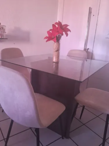 Vendo mesa com 4 cadeiras