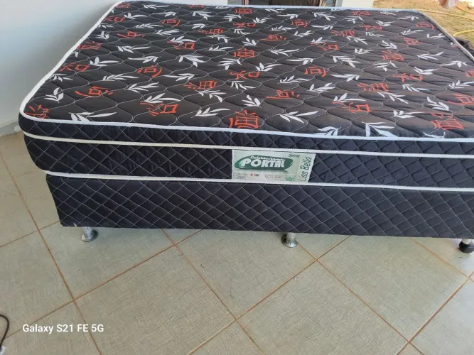 Cama Box casal colchão molas enssacadas muito bem conservada ENTREGO 