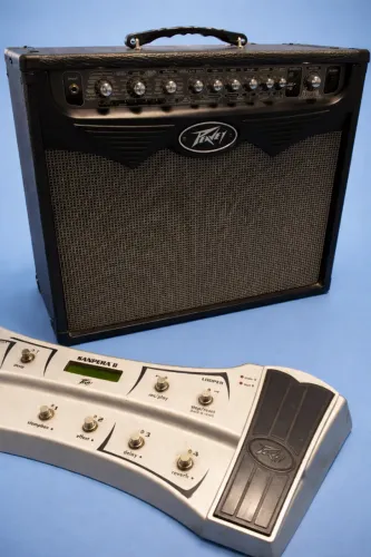 Amplificador Peavey Vypyr 30 + Pedal Peavey Sanpera 2