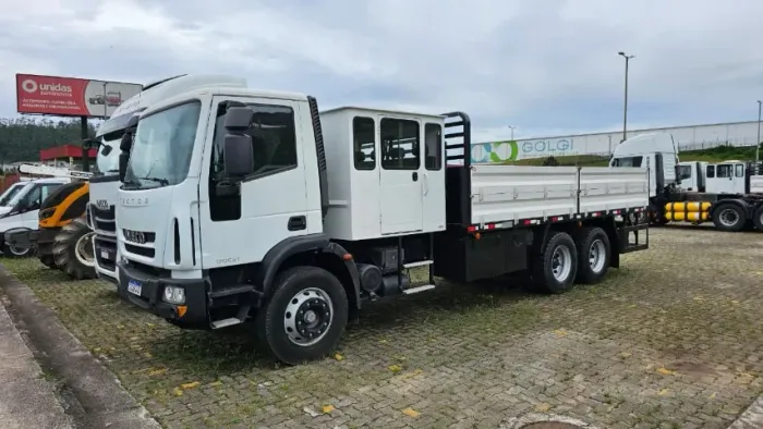 CAMINHÃO CARROCERIA IVECO TECTOR 170E21 4X2 206CV