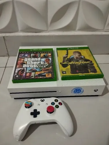 Vende se Xbox one s 1tb e com uma manete e dóis jogos
