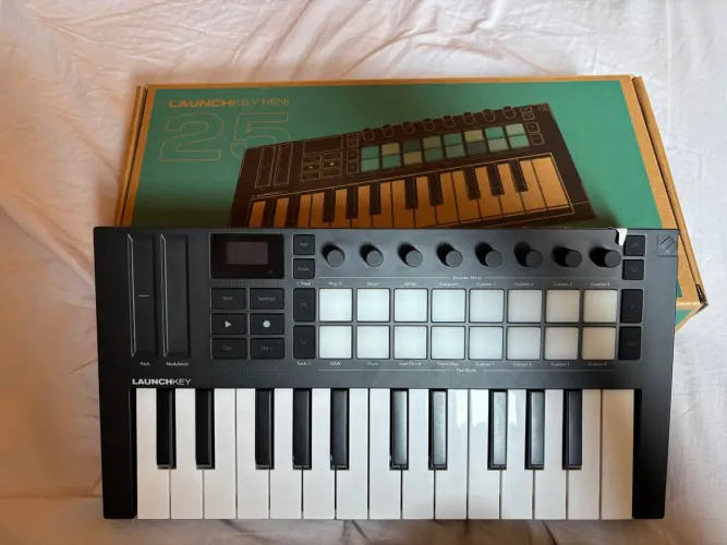 Teclado Controlador Launchkey mini 25 mk4