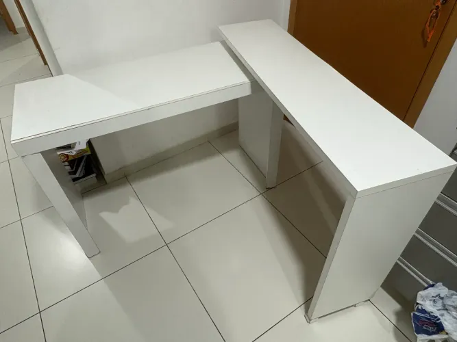 Mesinha em L para quarto com pequenas marcas de uso.