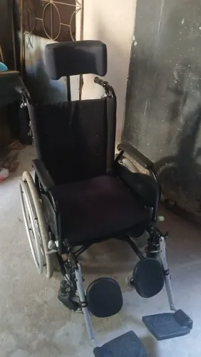 Cadeira de rodas com elevação para pernas Agile, cadeira de banho Dellamed D30 e andador. 