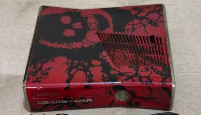 Xbox 360 Gear of Wars com detalhe na carcaça
