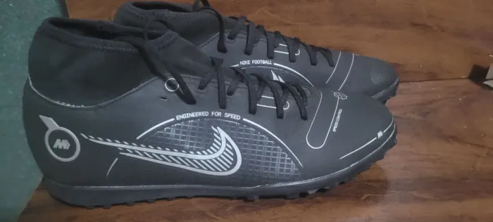 Chuteira Nike Mercurial Superfly 8 Club, tamanho 40.