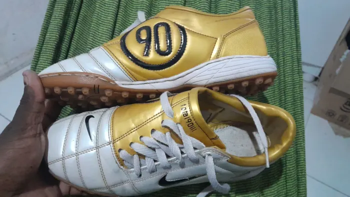 chuteira society nike total 90 iii branco dourado