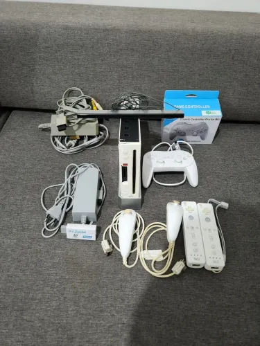 Desapego: Nintendo Wii COMPLETO c/ 2 Controles + Kit HDMI