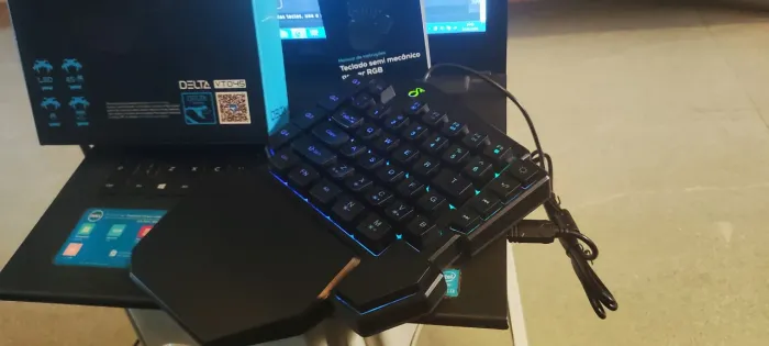 Teclado de mão gamer RGB