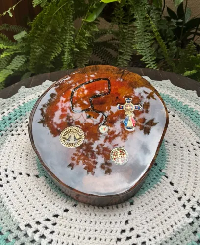 Bolacha de madeira na resina
